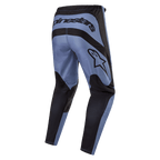 Alpinestars 2024 Fluid Lurv bukser, motocrossbukser, lyseblå og sort, set bagfra med tydelig Alpinestars-branding på tværs af ryggen og siden, sorte forstærkede paneler på sædet og indersiden af benene, ergonomisk forbuet design til off-road ydeevne