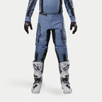 Alpinestars 2024 Fluid Lurv bukser, motocrossbukser, lyseblå og sort, vist med hvide og sorte racingstøvler og matchende handsker, med markante sorte stjernelogoer på lårene, ergonomisk design til off-road performance