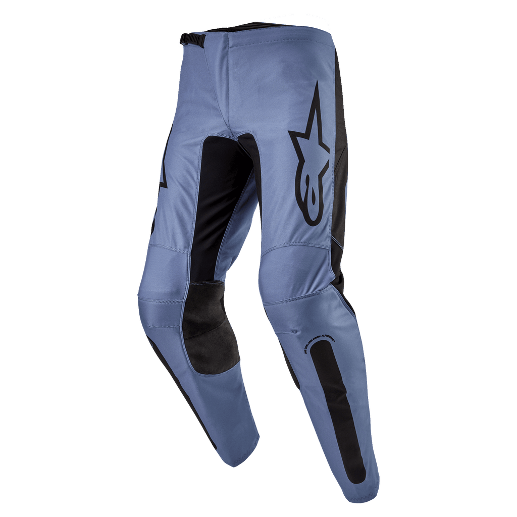 Alpinestars 2024 Fluid Lurv bukser, motocross-bukser, lyseblå og sort, med et stort sort Alpinestars-logo på låret, sorte forstærkede indvendige knæpaneler og ergonomisk forbuet ben-design til off-road kørsel.