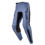 Alpinestars 2024 Fluid Lurv bukser, motocross-bukser, lyseblå og sort, med et stort sort Alpinestars-logo på låret, sorte forstærkede indvendige knæpaneler og ergonomisk forbuet ben-design til off-road kørsel.