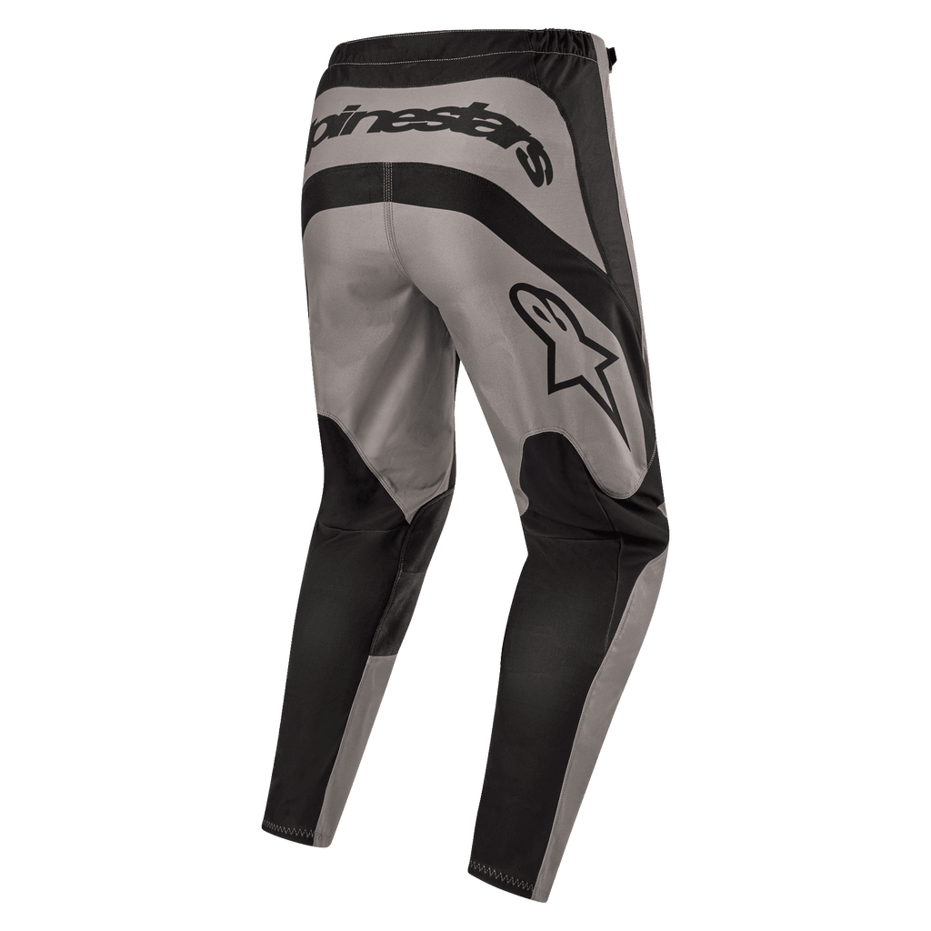 Alpinestars 2024 Fluid Lurv bukser, motocrossbukser, Mud Black, set bagfra med tydelig Alpinestars-branding hen over lænden og stjernelogo på højre lår, gråt og sort paneldesign med slidstærkt 600D poly-stof til off-road kørsel.