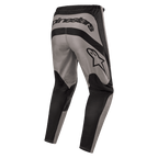 Alpinestars 2024 Fluid Lurv bukser, motocrossbukser, Mud Black, set bagfra med tydelig Alpinestars-branding hen over lænden og stjernelogo på højre lår, gråt og sort paneldesign med slidstærkt 600D poly-stof til off-road kørsel.
