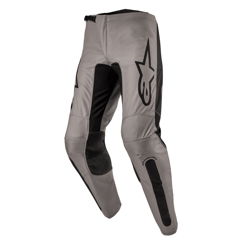 Alpinestars 2024 Fluid Lurv bukser, motocross-bukser, Mud Black, med en gråbrun hovedkonstruktion og sorte stretch-paneler på indersiden af benene og knæene, markant sort Alpinestars-logo på låret, ergonomisk forbøjede design til off-road kørsel
