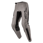 Alpinestars 2024 Fluid Lurv bukser, motocross-bukser, Mud Black, med en gråbrun hovedkonstruktion og sorte stretch-paneler på indersiden af benene og knæene, markant sort Alpinestars-logo på låret, ergonomisk forbøjede design til off-road kørsel