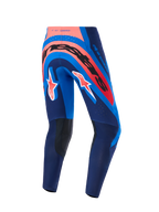 Alpinestars 2026 Supertech Vista bukser, motocrossbukser, mørkeblå, Hot Coral og kobolt, set bagfra med markant branding over sædet og A-star-logoer på benene, med mørke forstærkede indvendige knæpaneler og laserskårne perforeringer for luftgennemstrømning