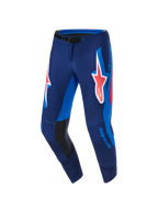 Alpinestars 2026 Supertech Vista bukser, motocrossbukser, mørkeblå med koralrøde og koboltblå detaljer, stort koralfarvet Astars-logo på lårene, lyseblå sidepaneler, indvendige knæforstærkninger i sort læder, laserskårne perforeringer til ventilation, designet til toppræstationer.