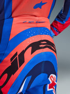 Alpinestars 2026 Supertech Vista bukser, motocrossbukser, mørkeblå, Hot Coral og koboltblå, nærbillede bagfra der viser markant branding, laserskårne perforeringer til ventilation og 'SUPERTECH'-logo på linningen, performance-strækmateriale til off-road racing