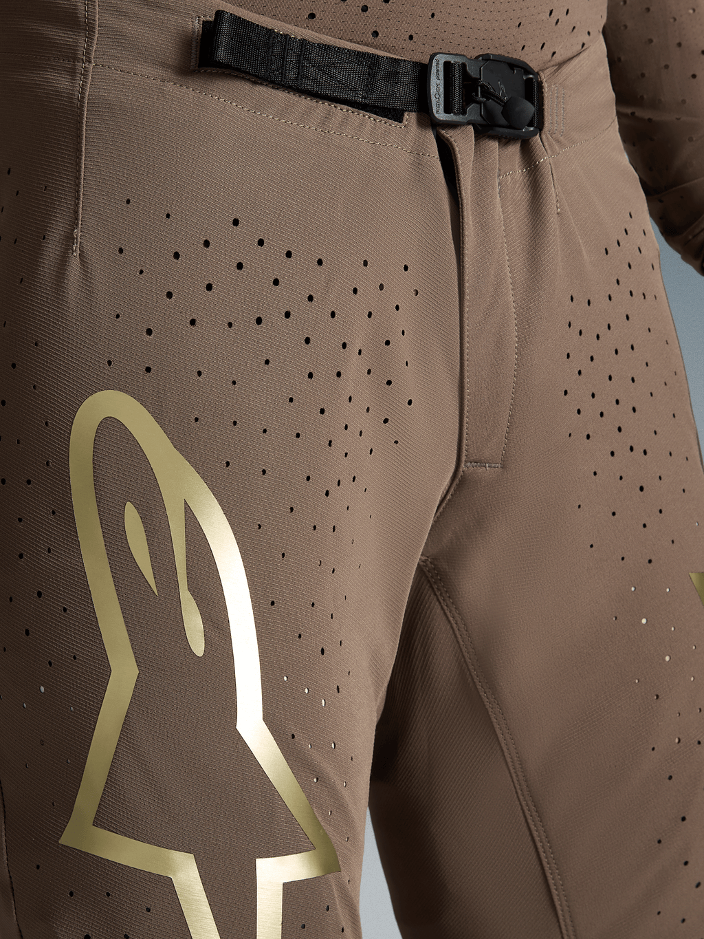 Alpinestars Begrænset Udgave Supertech Air Gold bukser, motocrossbukser i brun med guld Astars-logo, SX1 magnetisk spænde og perforeringer.