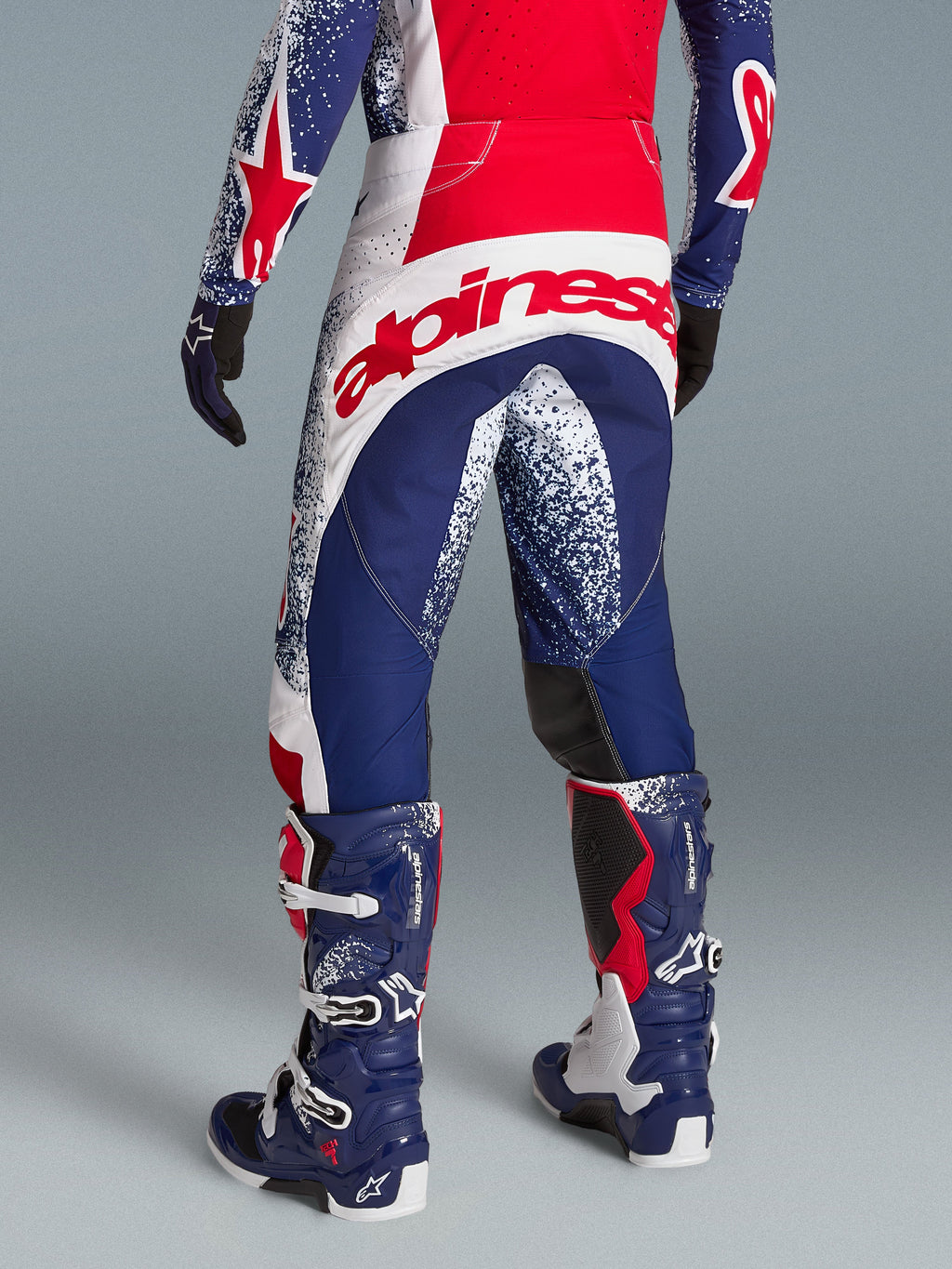 Alpinestars Limited Edition Techstar Unity gearsæt, rød og blå motocrossdragt med atletisk pasform og hvidt logo bagpå.