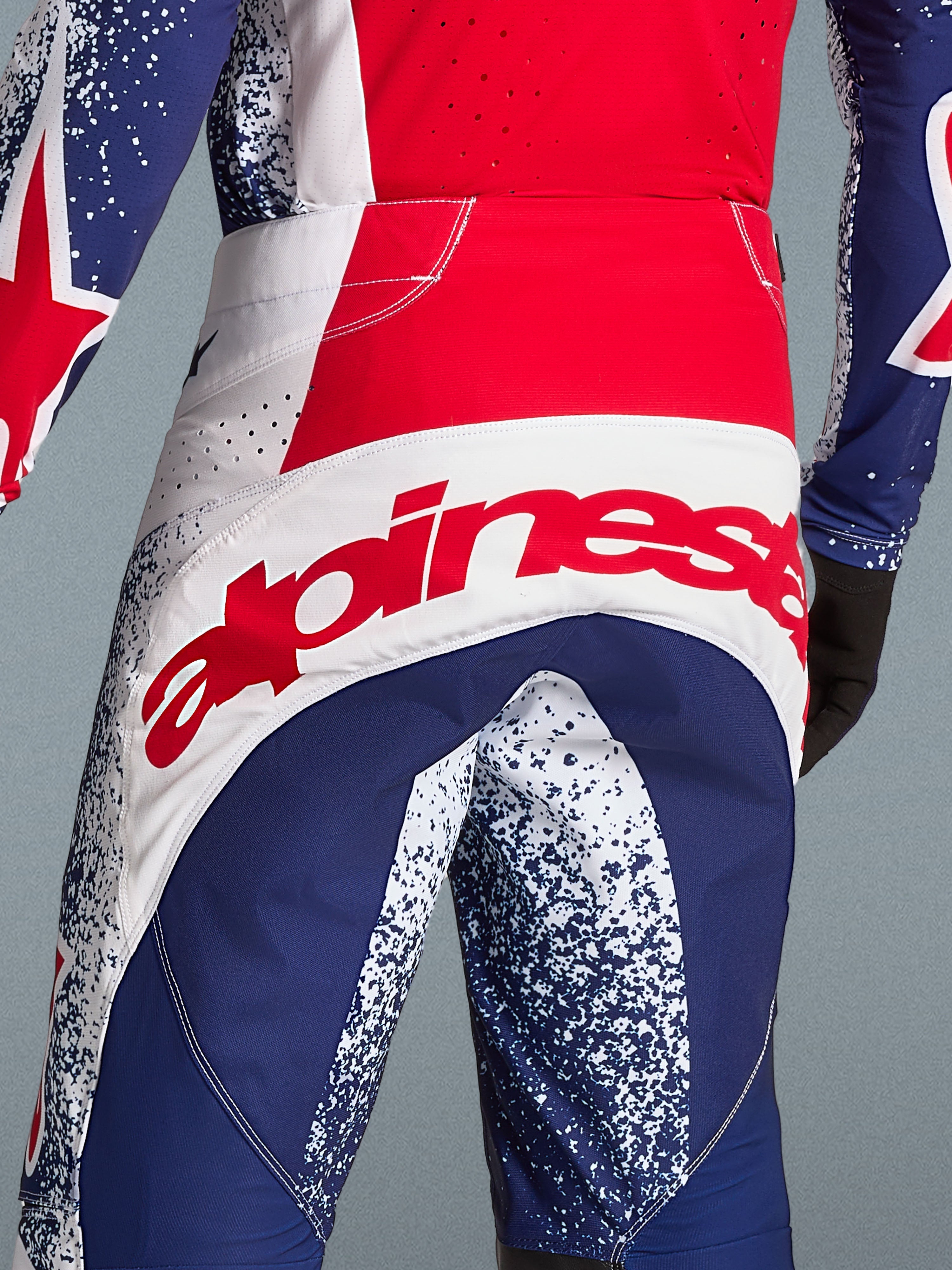 Alpinestars Techstar Unity-sæt i begrænset udgave, rød og blå motocrossbukser med tydelig hvid logobranding.