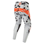 Alpinestars 2024 Techstar Rantera bukser, motocrossbukser, Haze Gray Camo, set bagfra med stort orange logo hen over sædet, sorte grafiske mønstre på gråt stof, atletisk design til off-road ydeevne