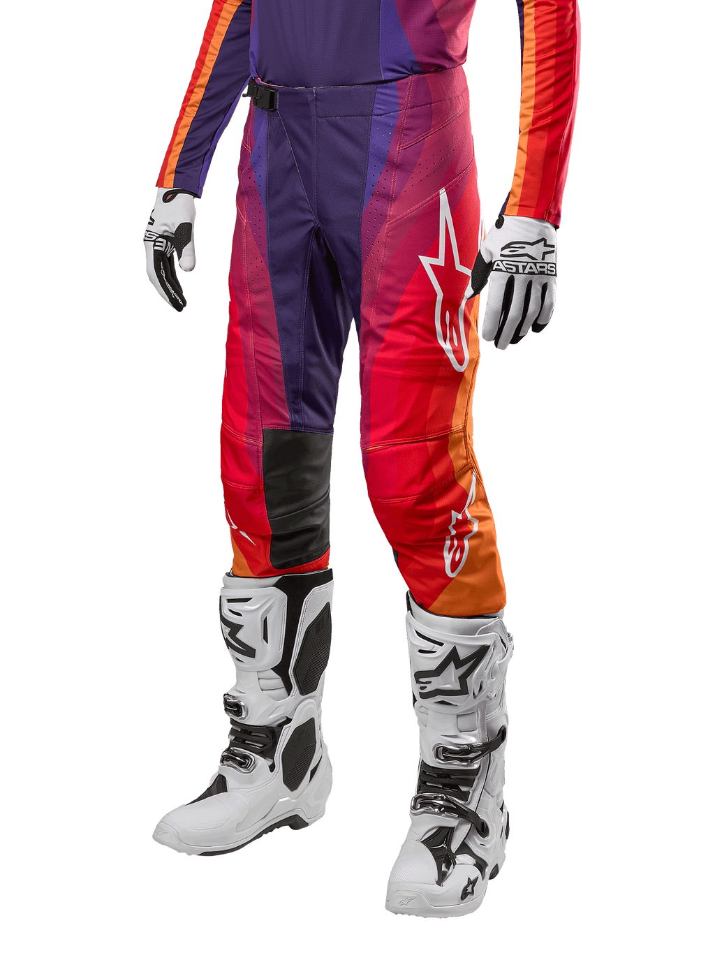 Alpinestars 2024 Techstar Pneuma bukser, motocross off-road bukser, mørkelilla, orange og mørkeblå, hvidt logo på låret, herunder hvide handsker og hvide støvler, højtydende udstyr til terrænkørsel