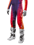 Alpinestars 2024 Techstar Pneuma bukser, motocross off-road bukser, mørkelilla, orange og mørkeblå, hvidt logo på låret, herunder hvide handsker og hvide støvler, højtydende udstyr til terrænkørsel