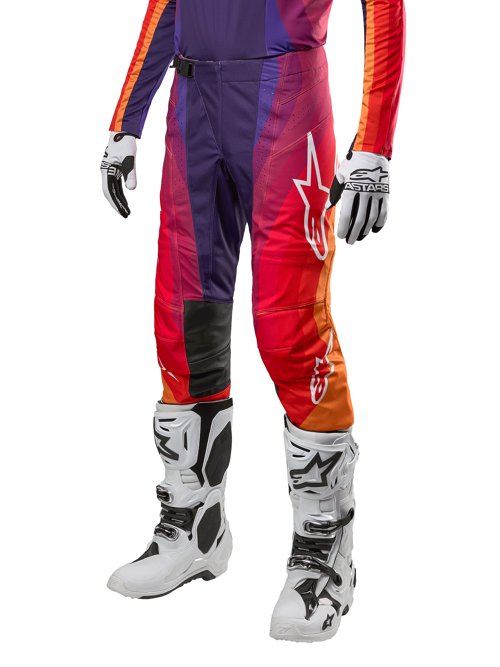 Alpinestars 2024 Techstar Pneuma bukser, motocross off-road bukser, mørkelilla, orange og mørkeblå, hvidt logo på låret, herunder hvide handsker og hvide støvler, højtydende udstyr til terrænkørsel