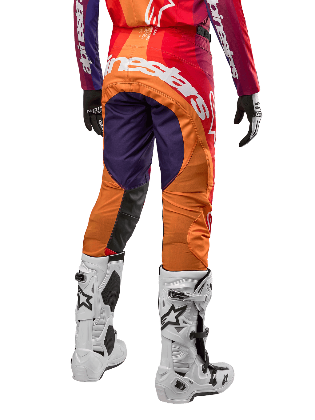 Alpinestars 2024 Techstar Pneuma bukser, motocross terrænbukser, mørkelilla, orange og mørkeblå, stort hvidt logo på bagsiden, vist bagfra med hvide støvler og sorte handsker, professionelt racingudstyr til off-road kørsel