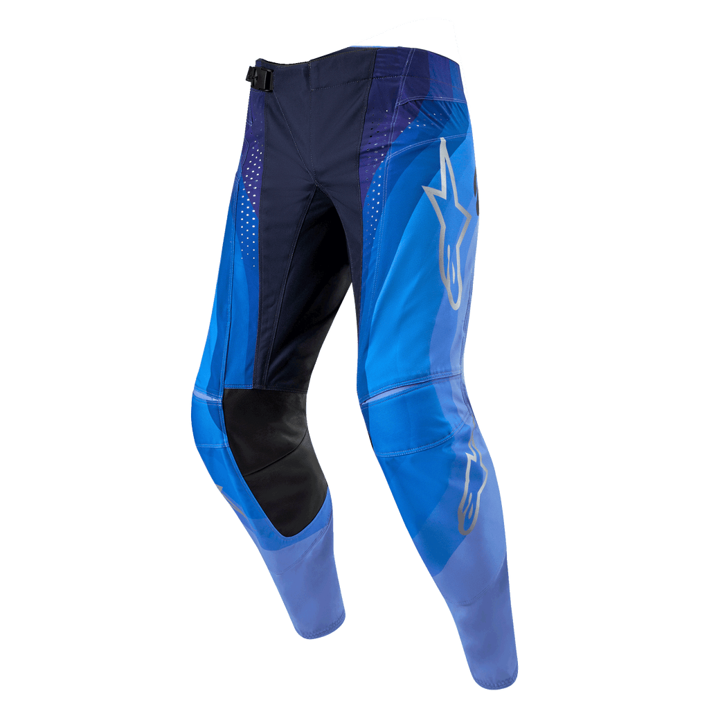 Alpinestars 2024 Techstar Pneuma bukser, motocross-bukser, mørkeblå og lyseblå, med et sølvfarvet Alpinestars stjerne-logo på låret, sorte læderpaneler på indersiden af knæene og laserskårne ventilationsperforeringer.