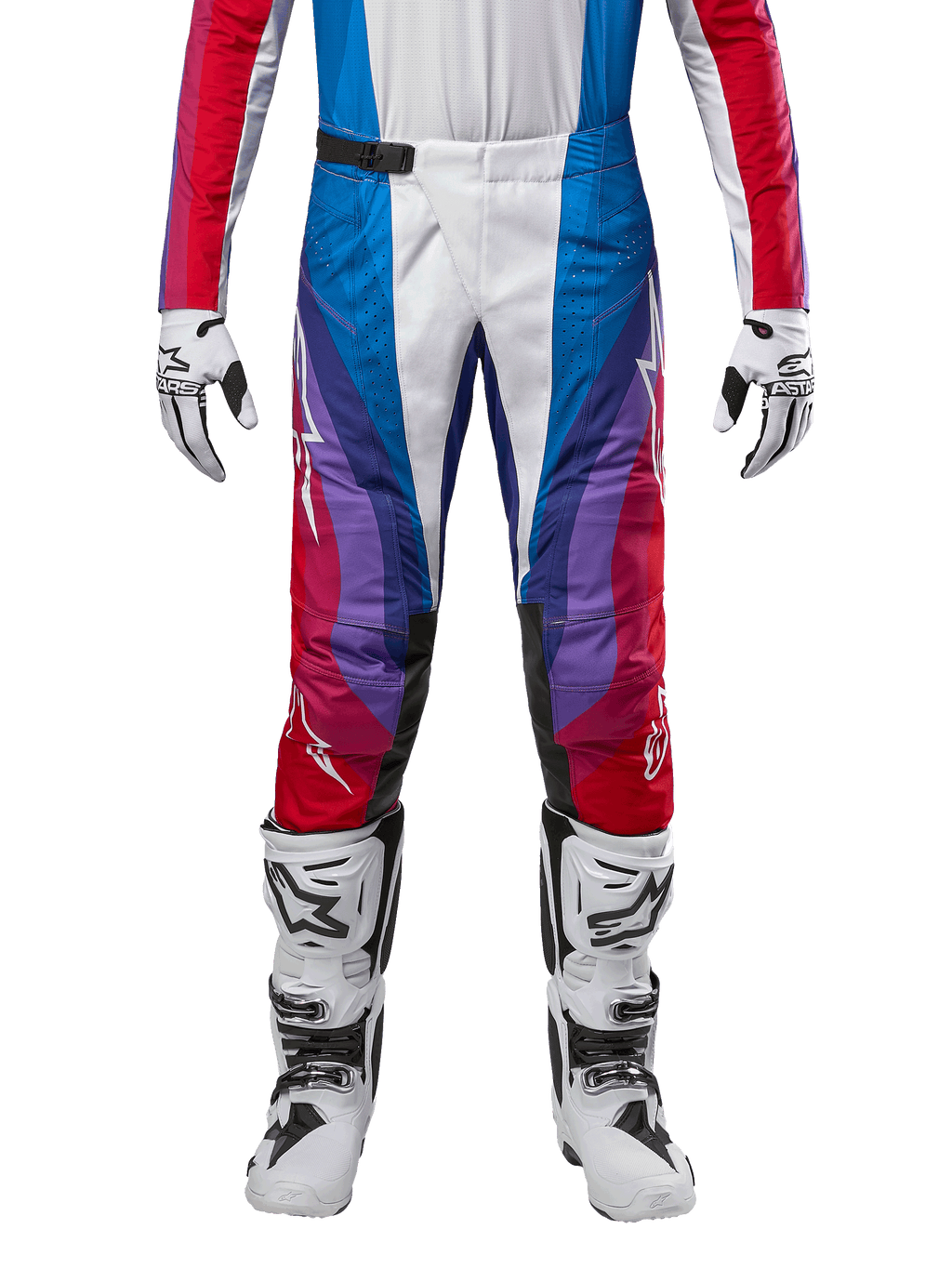 Alpinestars 2024 Techstar Pneuma bukser, motocross-bukser, Blu Mars Red White, med et flerfarvet vinklet design med lilla detaljer, kombineret med hvide og sorte motocross-støvler og matchende handsker, atletisk racerpasform til off-road-performance