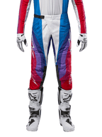 Alpinestars 2024 Techstar Pneuma bukser, motocross-bukser, Blu Mars Red White, med et flerfarvet vinklet design med lilla detaljer, kombineret med hvide og sorte motocross-støvler og matchende handsker, atletisk racerpasform til off-road-performance