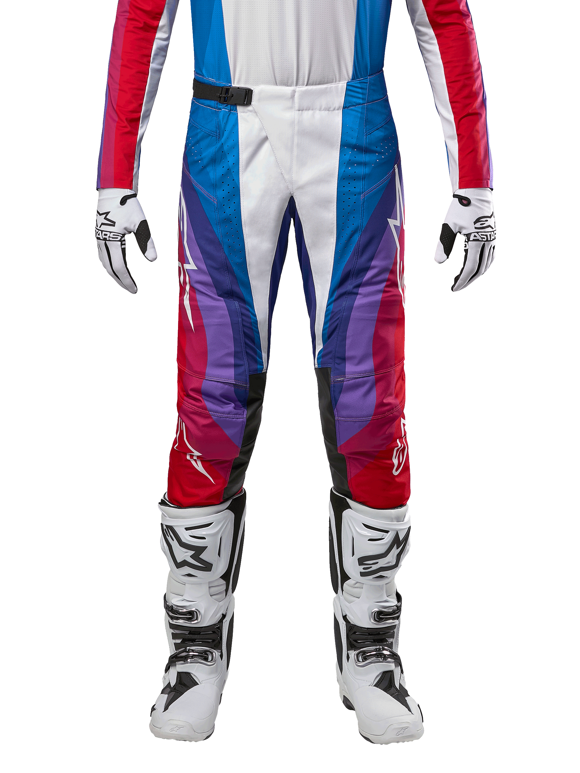 Alpinestars 2024 Techstar Pneuma bukser, motocross-bukser, Blu Mars Red White, med et flerfarvet vinklet design med lilla detaljer, kombineret med hvide og sorte motocross-støvler og matchende handsker, atletisk racerpasform til off-road-performance