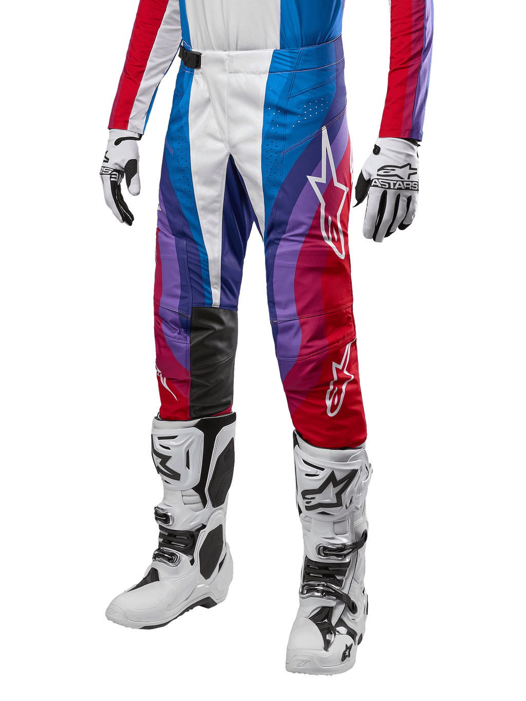 Alpinestars 2024 Techstar Pneuma bukser, motocross racerbukser, rød, blå og hvid, vist med matchende jersey, hvide racerstøvler og handsker, levende grafisk design med røde, blå og lilla detaljer, perforeret for åndbarhed