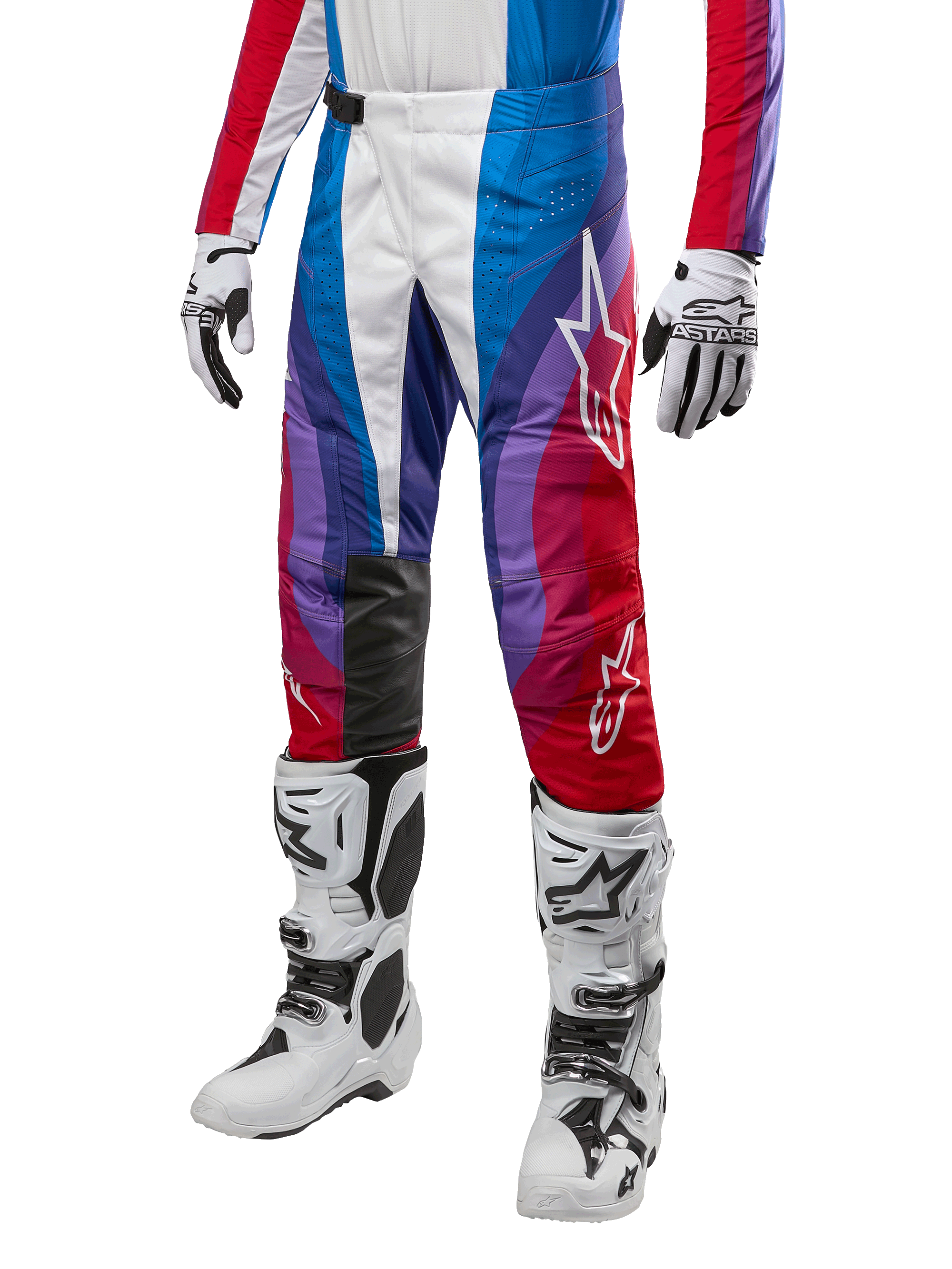 Alpinestars 2024 Techstar Pneuma bukser, motocross racerbukser, rød, blå og hvid, vist med matchende jersey, hvide racerstøvler og handsker, levende grafisk design med røde, blå og lilla detaljer, perforeret for åndbarhed