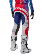 Alpinestars 2024 Techstar Pneuma bukser, motocross-bukser, Blu Mars rød hvid, set bagfra båret med matchende trøje og hvide støvler, med markant hvidt logo på sædet og flerfarvede paneler, professionelt motocross-racerudstyr