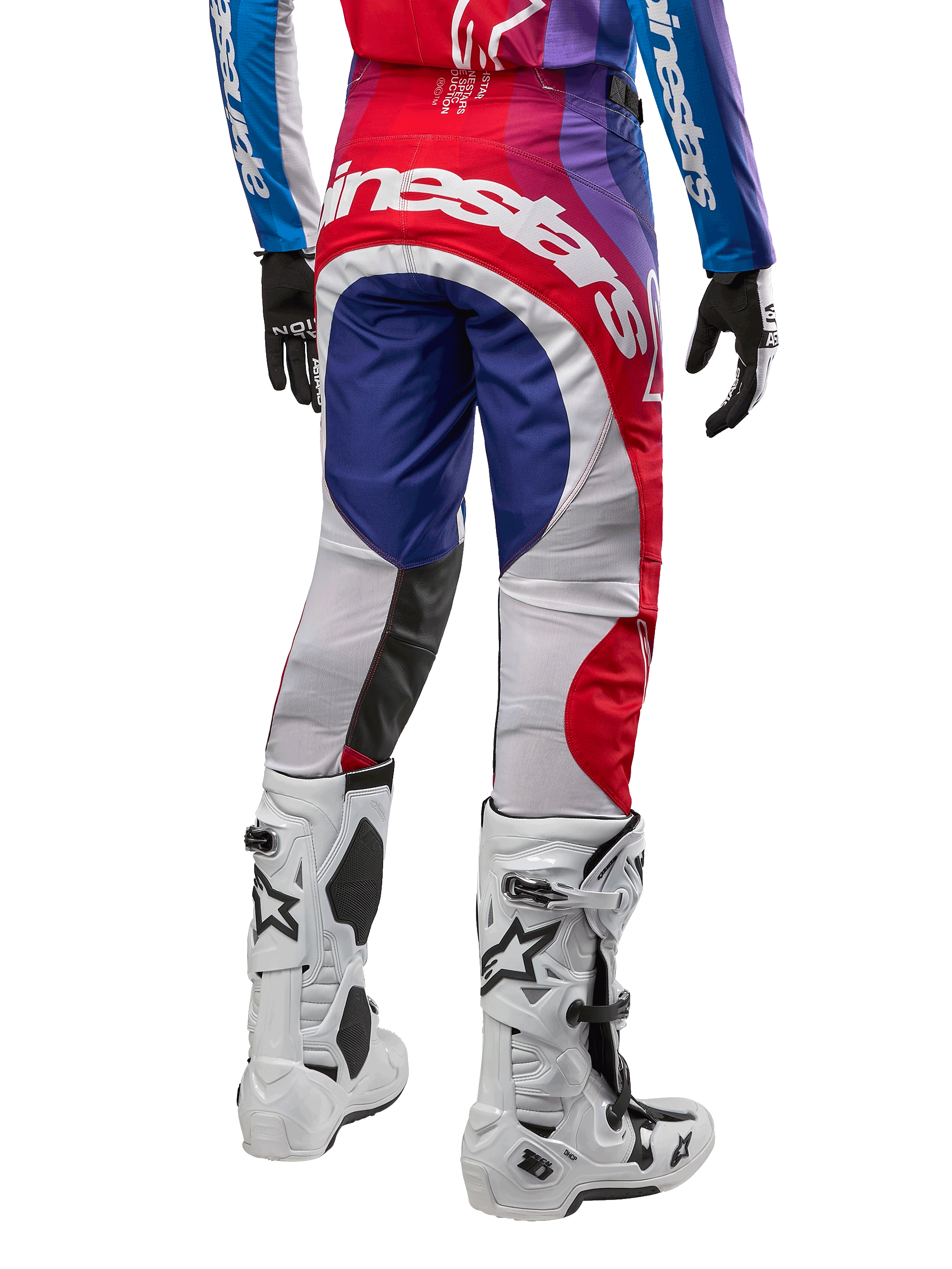Alpinestars 2024 Techstar Pneuma bukser, motocross-bukser, Blu Mars rød hvid, set bagfra båret med matchende trøje og hvide støvler, med markant hvidt logo på sædet og flerfarvede paneler, professionelt motocross-racerudstyr