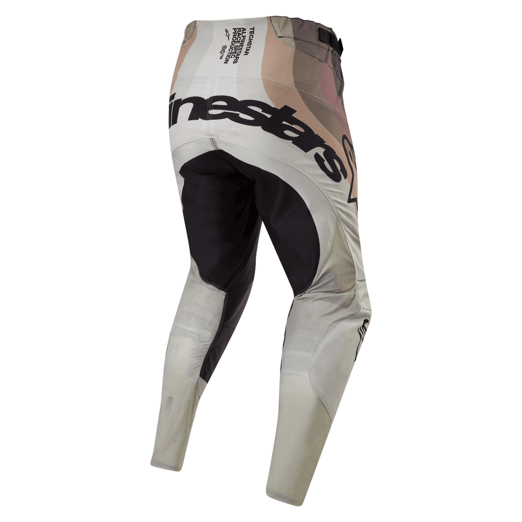 Alpinestars 2024 Techstar Pneuma bukser, motocrossbukser, Dark Sand og Iron Dust Gray, set bagfra med sort forstærket sædepanel og markant Alpinestars-branding bagpå, teknisk race-spec tekst på linningen, jordfarvet camouflage-design, holdbar tekstilkonstruktion til off-road racing