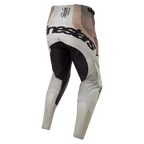 Alpinestars 2024 Techstar Pneuma bukser, motocrossbukser, Dark Sand og Iron Dust Gray, set bagfra med sort forstærket sædepanel og markant Alpinestars-branding bagpå, teknisk race-spec tekst på linningen, jordfarvet camouflage-design, holdbar tekstilkonstruktion til off-road racing