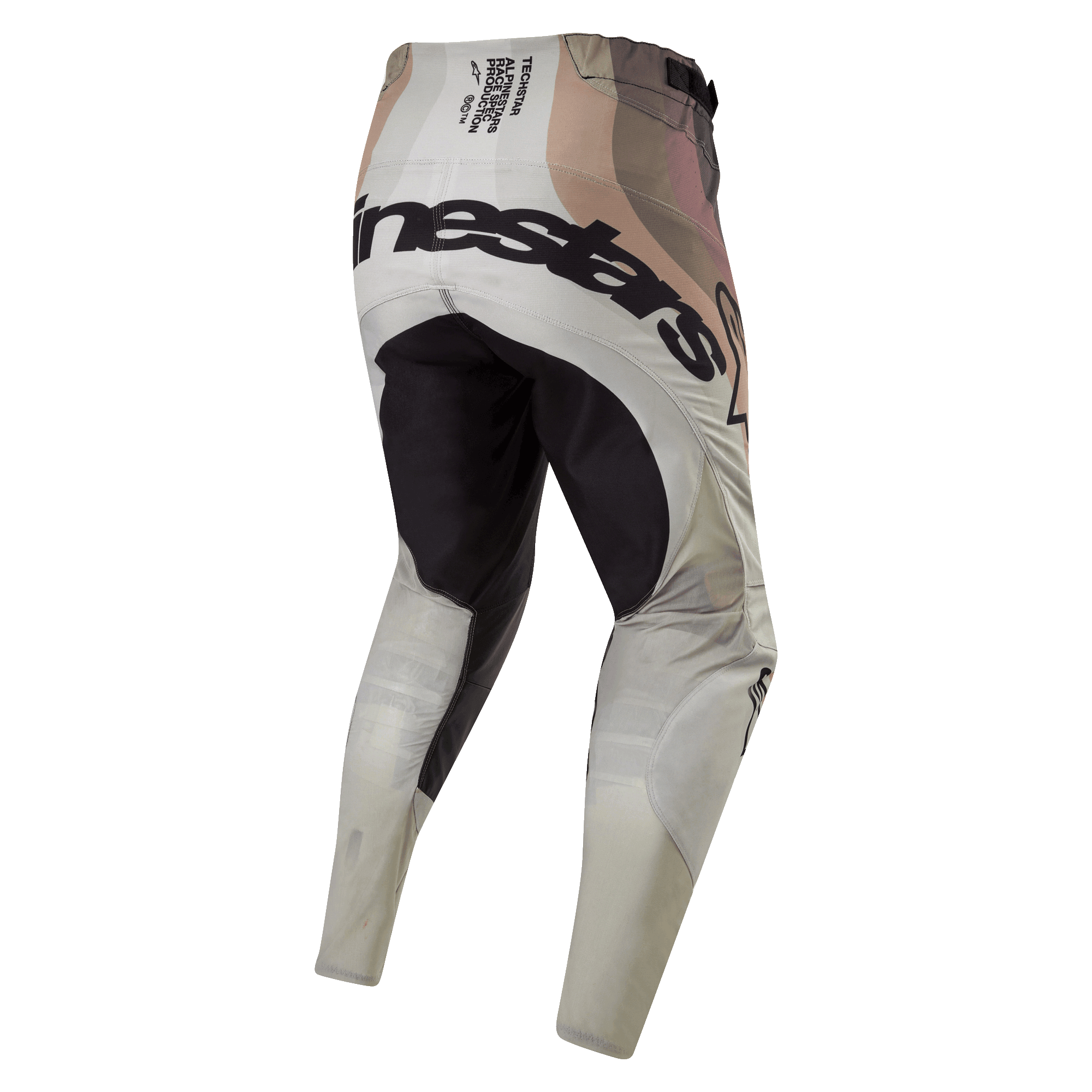 Alpinestars 2024 Techstar Pneuma bukser, motocrossbukser, Dark Sand og Iron Dust Gray, set bagfra med sort forstærket sædepanel og markant Alpinestars-branding bagpå, teknisk race-spec tekst på linningen, jordfarvet camouflage-design, holdbar tekstilkonstruktion til off-road racing