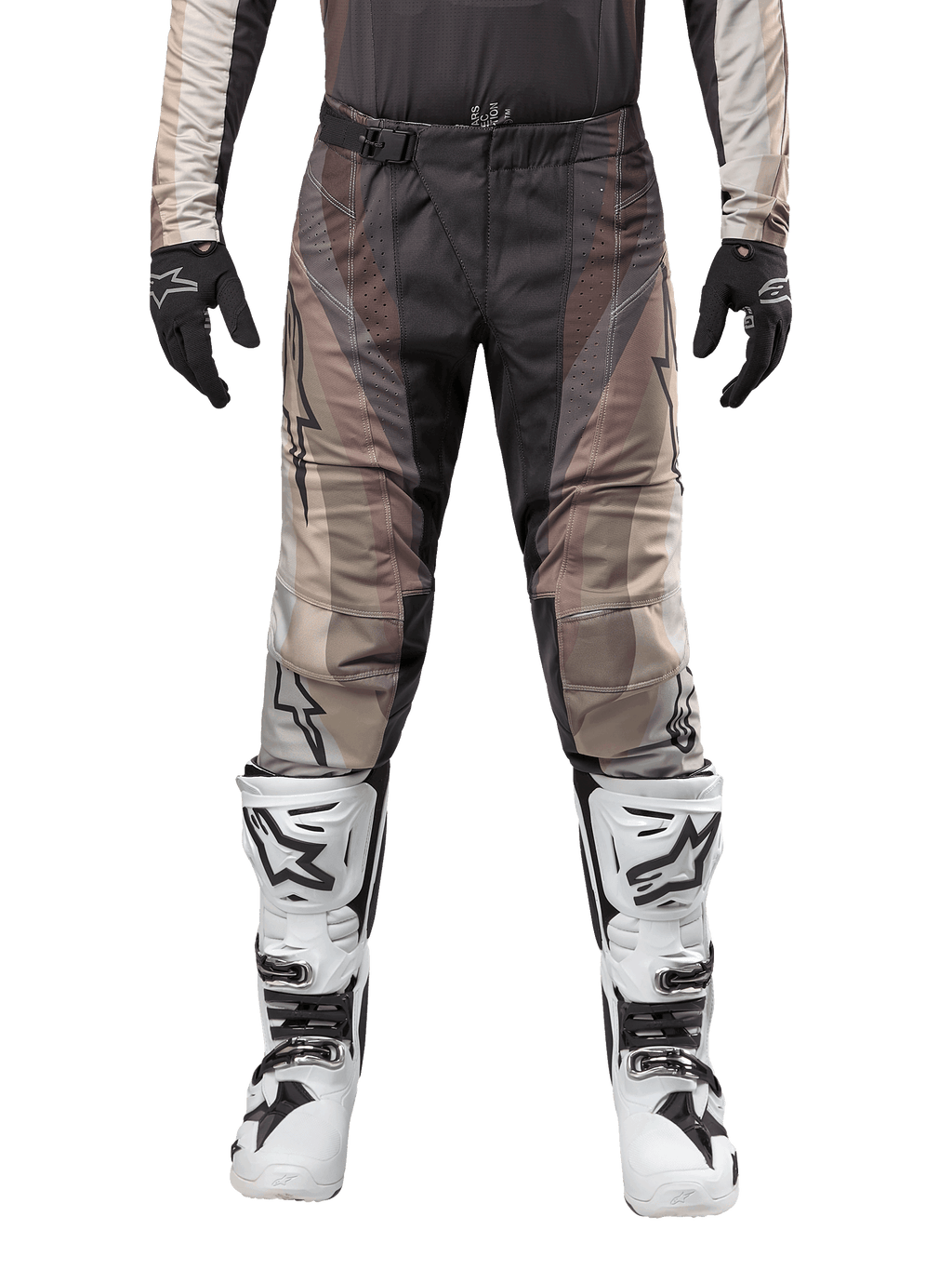 Alpinestars 2024 Techstar Pneuma bukser, motocross-bukser, Dark Sand Iron Dust Gray, båret med matchende trøje, sorte handsker og hvide og sorte støvler, med SX2 magnetisk spænde og Astars-branding, holdbart off-road racerudstyr
