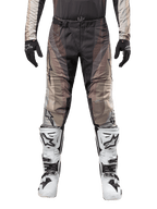 Alpinestars 2024 Techstar Pneuma bukser, motocross-bukser, Dark Sand Iron Dust Gray, båret med matchende trøje, sorte handsker og hvide og sorte støvler, med SX2 magnetisk spænde og Astars-branding, holdbart off-road racerudstyr