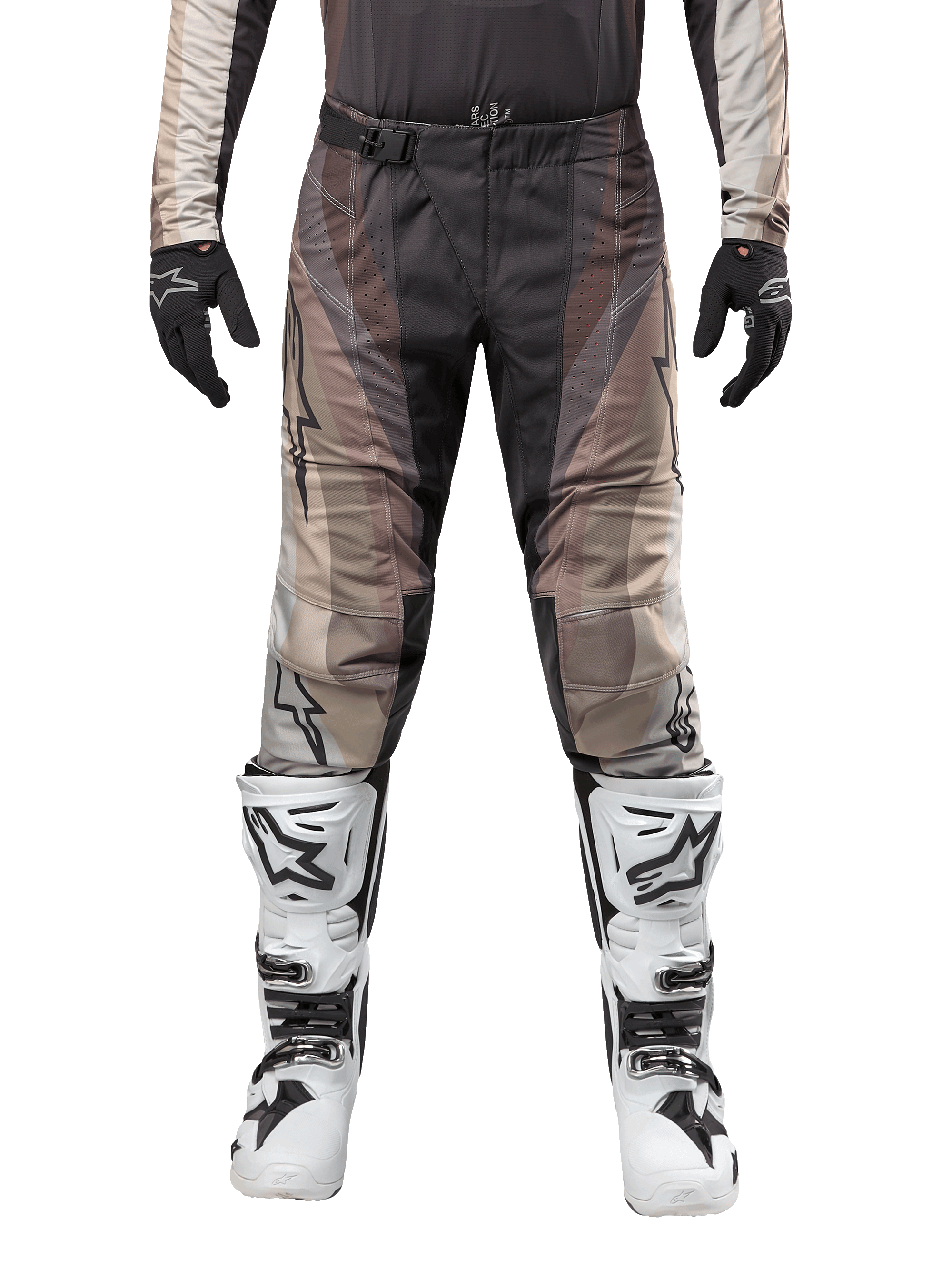 Alpinestars 2024 Techstar Pneuma bukser, motocross-bukser, Dark Sand Iron Dust Gray, båret med matchende trøje, sorte handsker og hvide og sorte støvler, med SX2 magnetisk spænde og Astars-branding, holdbart off-road racerudstyr