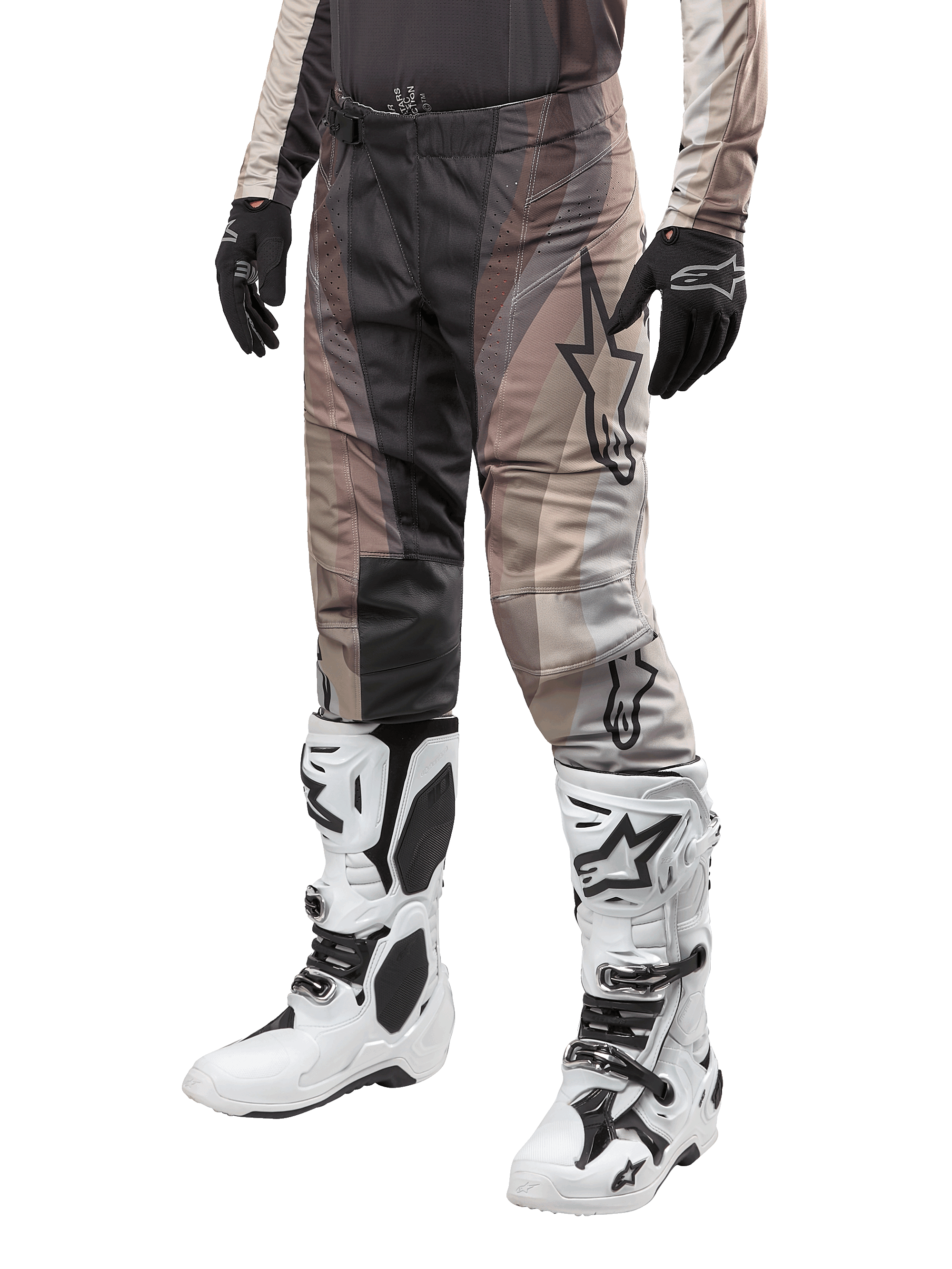Alpinestars 2024 Techstar Pneuma bukser, motocross-bukser, mørk sand og jerngrå, båret med hvide og sorte støvler og sorte handsker, med et bølget mønster og stort stjernelogo, slidstærkt udstyr til terrænkørsel