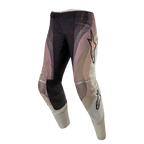 Alpinestars 2024 Techstar Pneuma bukser, motocrossbukser, Dark Sand, Iron Dust og grå, med et bølgeformet farveopdelt design, Alpinestars stjernelogoer, sorte forstærkede knæpaneler og laserudskårne perforeringer, slidstærkt off-road racingudstyr
