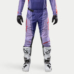 Alpinestars 2024 Techstar Ocuri bukser, motocross off-road bukser, lilla og neon orange med sorte detaljer, hvidt logo, magnetisk SX2-lukning, ventilationszoner, hvide støvler og sorte handsker, professionelt racerdesign