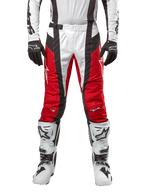 Alpinestars 2024 Techstar Ocuri bukser, motocrossbukser, Mars Red, hvid og sort, set forfra, båret med matchende hvid trøje, sorte handsker og hvide støvler, med åndbare perforerede paneler og et racing-inspireret snit til off-road-performance