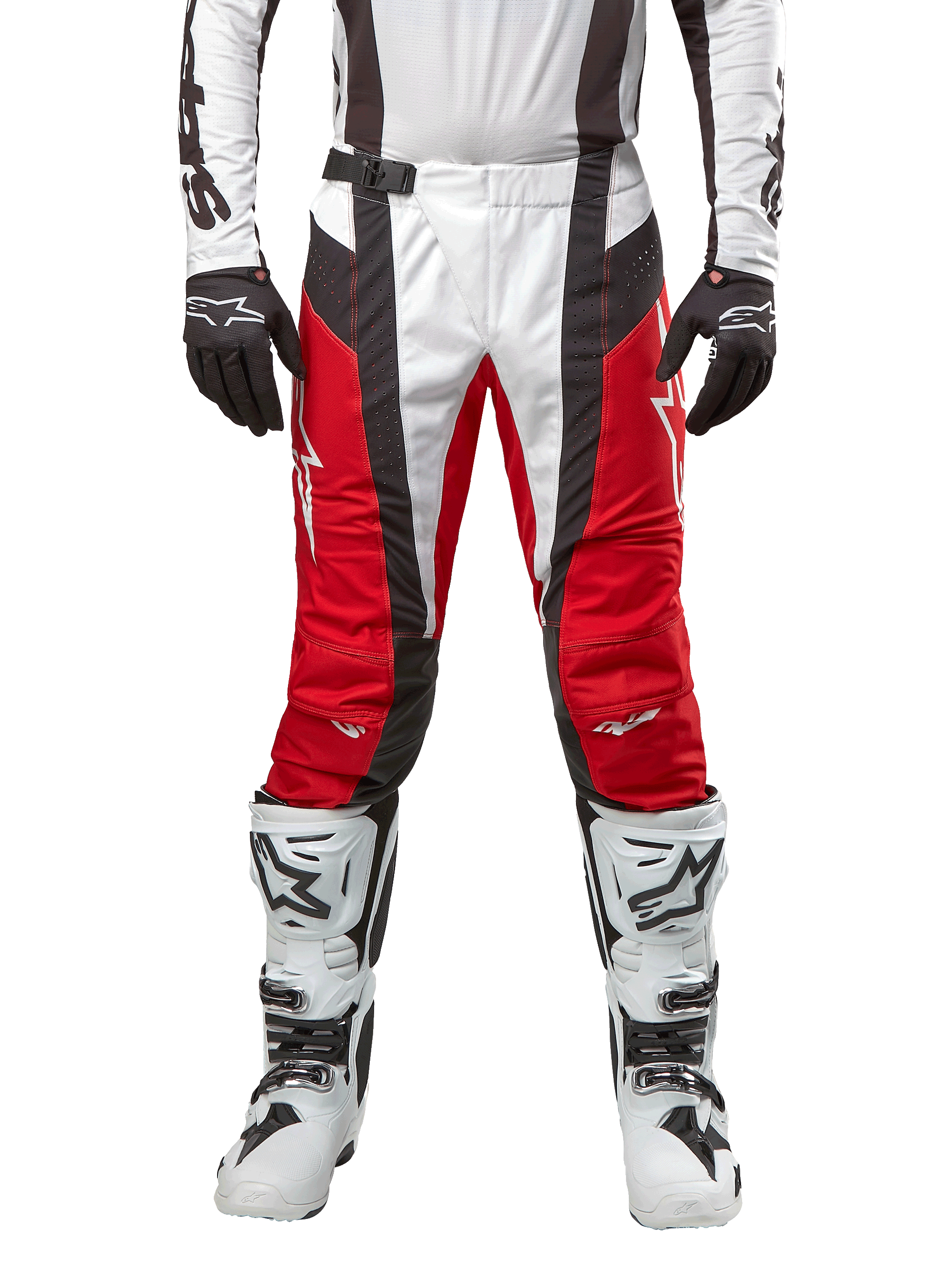 Alpinestars 2024 Techstar Ocuri bukser, motocrossbukser, Mars Red, hvid og sort, set forfra, båret med matchende hvid trøje, sorte handsker og hvide støvler, med åndbare perforerede paneler og et racing-inspireret snit til off-road-performance