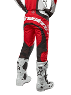 Alpinestars 2024 Techstar Ocuri bukser, motocrossbukser, Mars Red, hvid og sort, set bagfra med et stort hvidt Alpinestars-logo på sædet, sorte mesh-ventilationspaneler, vist med hvide og sorte motocrossstøvler, atletisk race-fit design til off-road kørsel