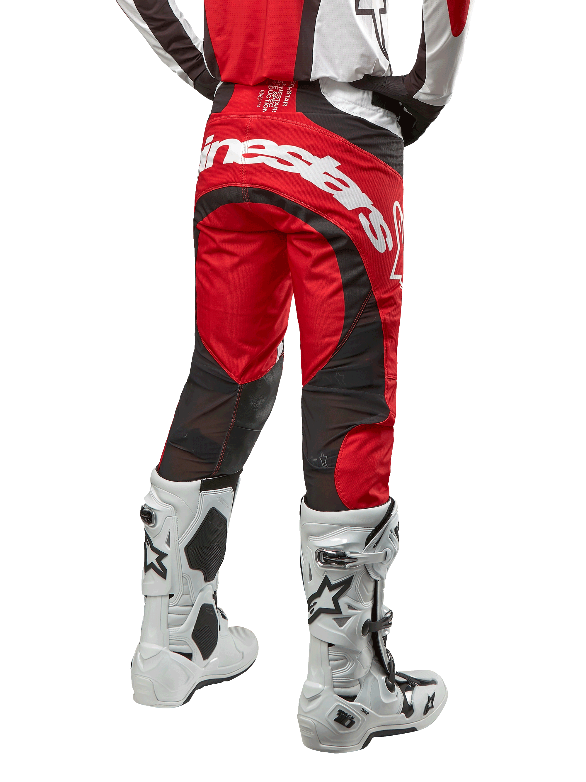 Alpinestars 2024 Techstar Ocuri bukser, motocrossbukser, Mars Red, hvid og sort, set bagfra med et stort hvidt Alpinestars-logo på sædet, sorte mesh-ventilationspaneler, vist med hvide og sorte motocrossstøvler, atletisk race-fit design til off-road kørsel