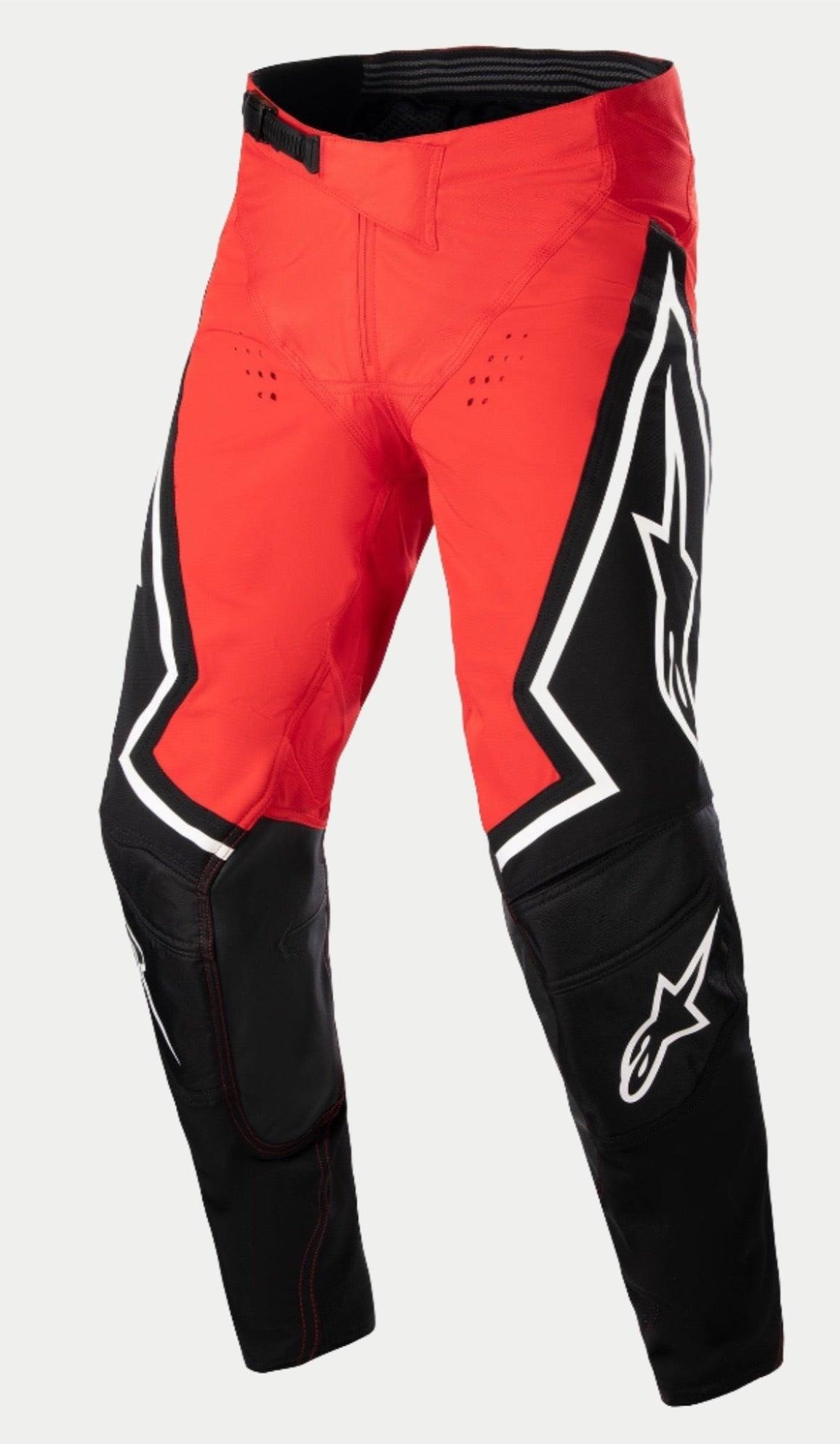 Alpinestars Techstar Acumen LE bukser, motocrossbukser, rød, sort og hvid, med rød overdel og sorte sektioner på underbenene, hvide stjernelogoer på siderne og et sort justerbart taljespænde, slidstærkt off-road racerudstyr.