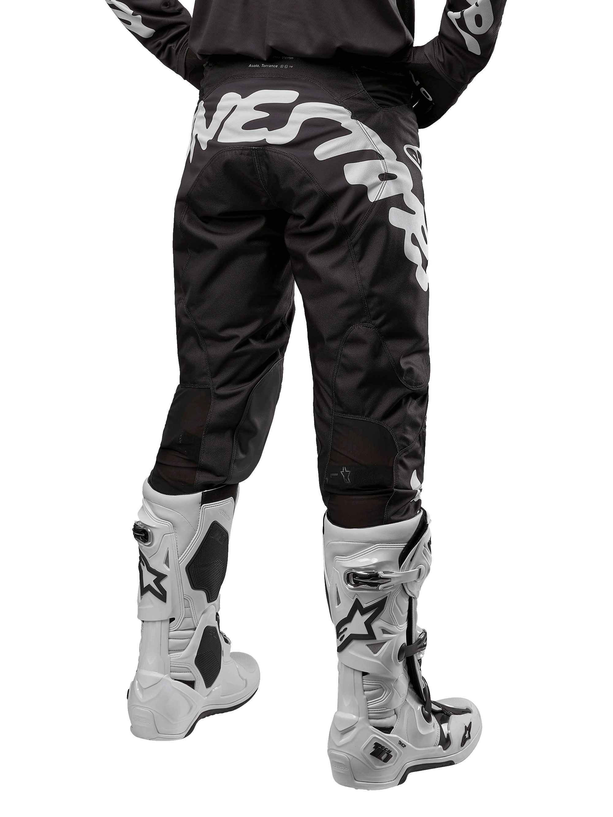 Alpinestars 2024 Racer Hana bukser, motocross- og off-road-bukser i sort og hvid, bagsidevisning med stort hvidt logo på sædet, kombineret med hvide motocross-støvler, slidstærkt køreudstyr til terrænkørsel