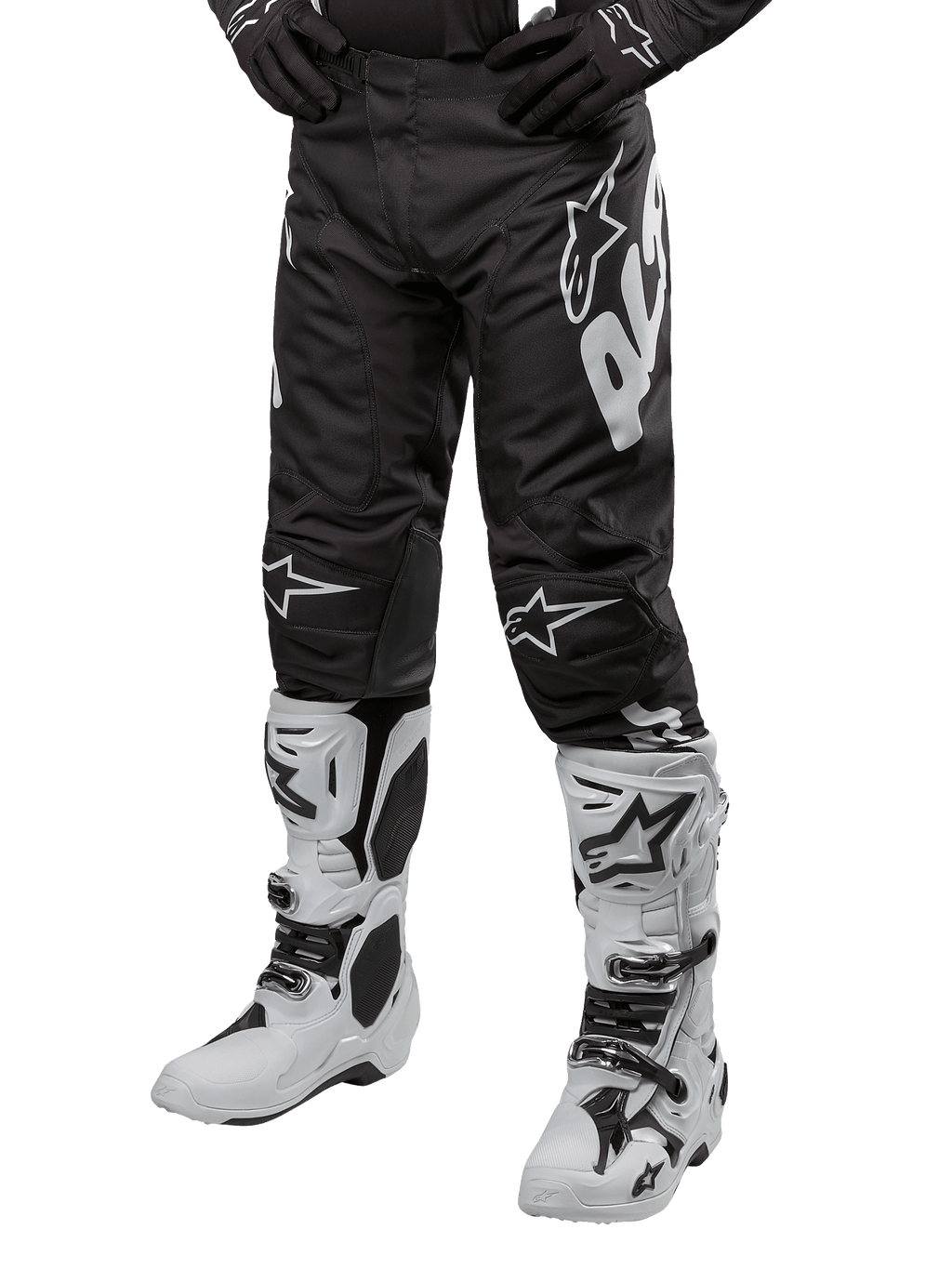 Alpinestars 2024 Racer Hana bukser, motocross terrænbukser, sort og hvid, hvidt logo-grafik på benet, vist med hvide motocross-støvler og sorte handsker, professionelt beskyttelsesudstyr til off-road