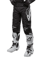 Alpinestars 2024 Racer Hana bukser, motocross terrænbukser, sort og hvid, hvidt logo-grafik på benet, vist med hvide motocross-støvler og sorte handsker, professionelt beskyttelsesudstyr til off-road