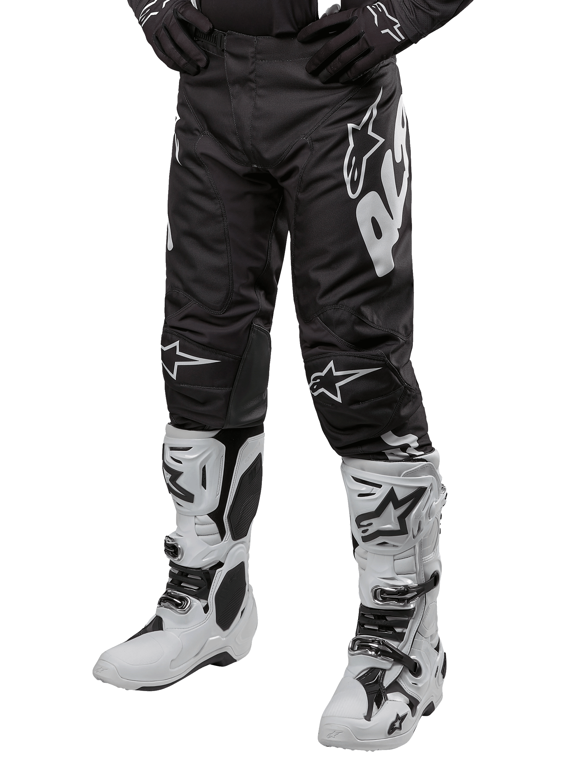 Alpinestars 2024 Racer Hana bukser, motocross terrænbukser, sort og hvid, hvidt logo-grafik på benet, vist med hvide motocross-støvler og sorte handsker, professionelt beskyttelsesudstyr til off-road