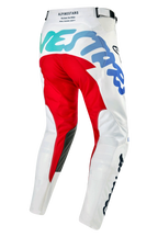 Alpinestars 2024 Racer Hana bukser, motocross-bukser, hvid multifarvet, set bagfra med et fremtrædende rødt sædepanel og blågrøn-til-blå gradientgrafik, sorte indvendige knæpaneler, forbuede ben til terrænkørsel