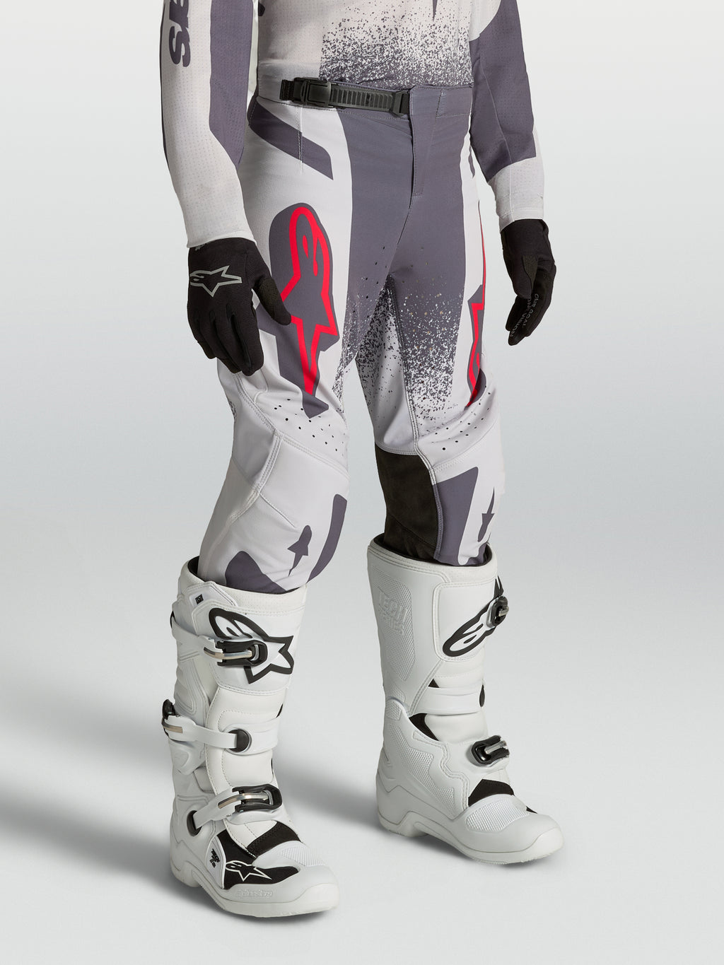Alpinestars Supertech Swan bukser til ungdom, grå og lys lilla motocrossbukser med atletisk pasform og rød fluo.