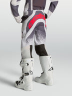 Alpinestars Supertech Swan bukser til ungdom, motocrossbukser i lys lilla og grå med rødt logo, set bagfra på model.