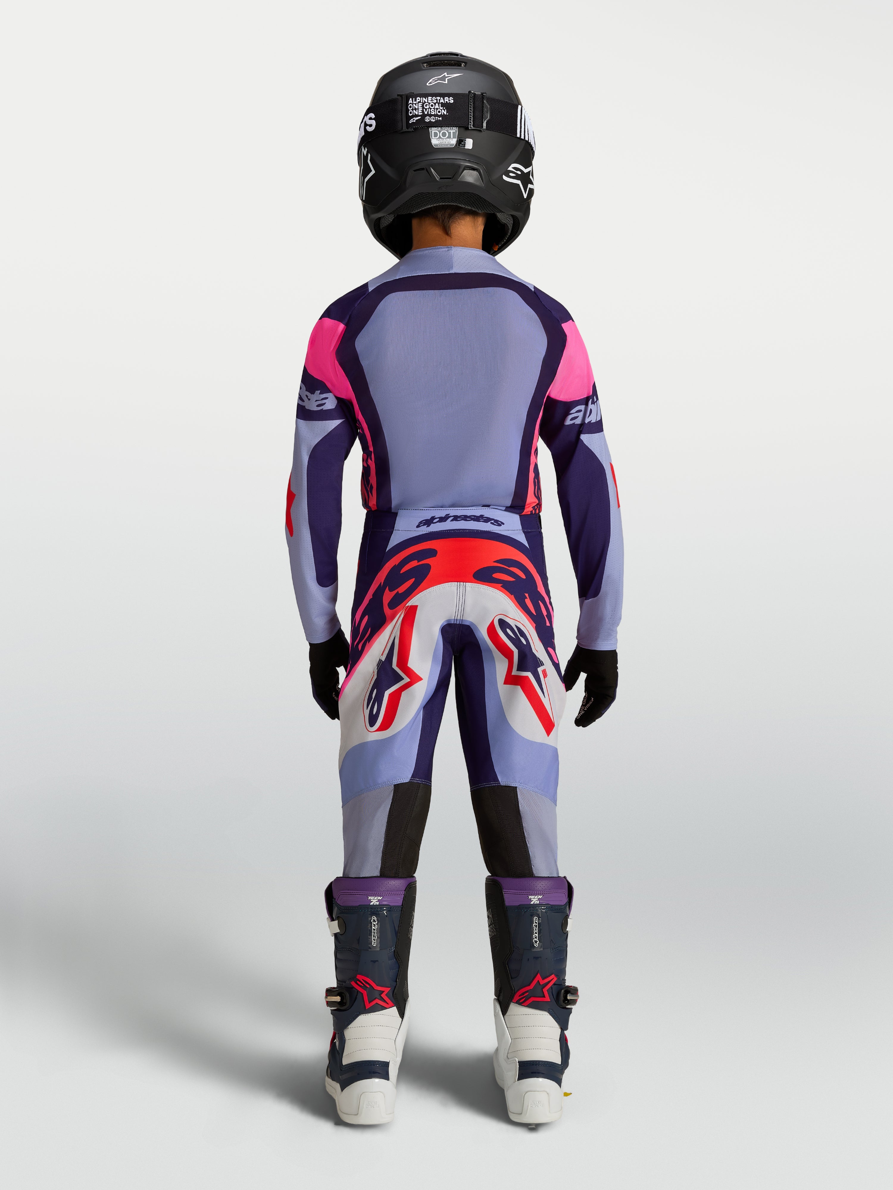 Alpinestars Youth Supertech Dyna bukser, lilla motocrossracingbukser til unge, set bagfra på en rytter.