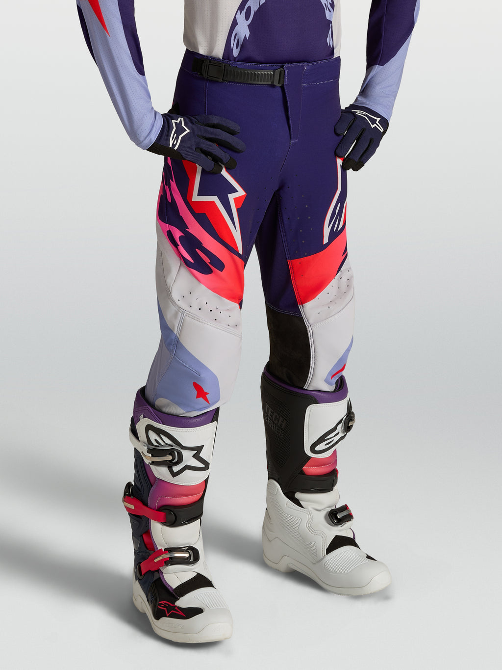 Alpinestars 2027 Supertech Dyna bukser til ungdom, lilla og pink motocrossbukser i slidstærk stretch rip-stop, atletisk pasform til off-road racing.